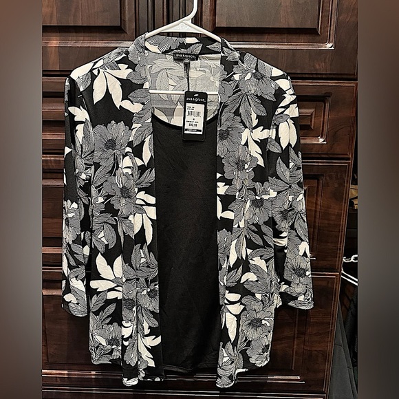Ava & Grace Tops - Ava & grace Black and White Floral blouse MEDIUM